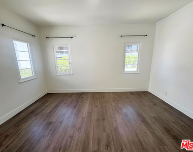 126 1/2 Hamilton Drive - Photo Thumbnail 13
