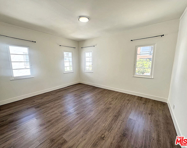 126 1/2 Hamilton Drive - Photo Thumbnail 22