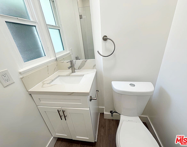 126 1/2 Hamilton Drive - Photo Thumbnail 8
