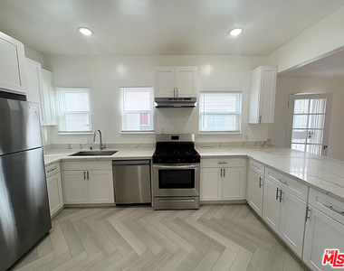 126 1/2 Hamilton Drive - Photo Thumbnail 3