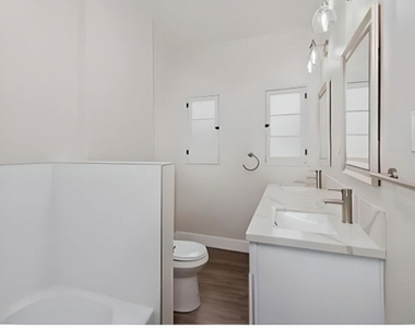 126 1/2 Hamilton Drive - Photo Thumbnail 9