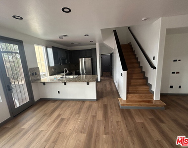 3630 W Medici Lane - Photo Thumbnail 5
