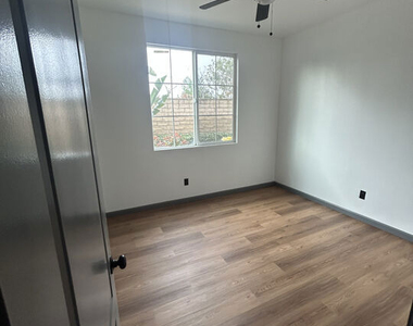 3630 W Medici Lane - Photo Thumbnail 8