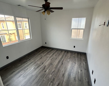 3630 W Medici Lane - Photo Thumbnail 11