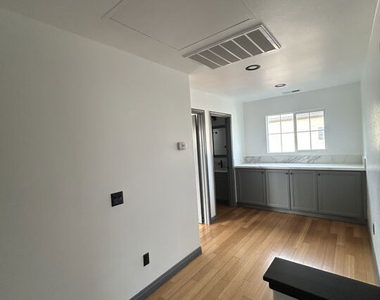 3630 W Medici Lane - Photo Thumbnail 10