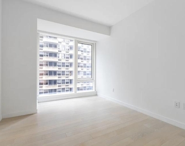 138 East 50th Street - Photo Thumbnail 2