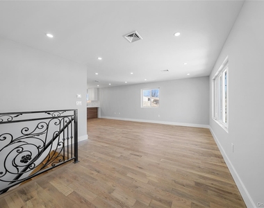 21916 141st Avenue - Photo Thumbnail 3