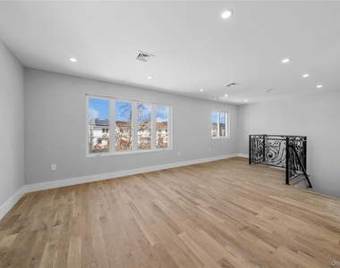 21916 141st Avenue - Photo Thumbnail 5