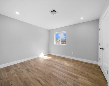 21916 141st Avenue - Photo Thumbnail 11
