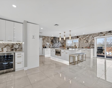 66 Murray Drive - Photo Thumbnail 4