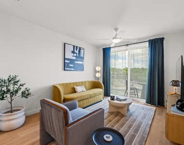 2323 S Lamar Blvd - Photo Thumbnail 1