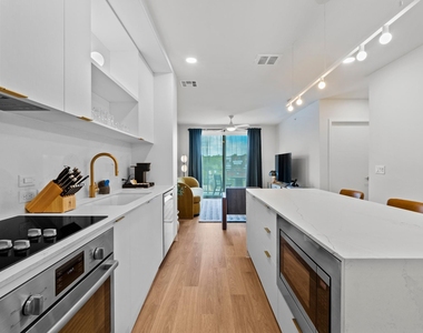 2323 S Lamar Blvd - Photo Thumbnail 6
