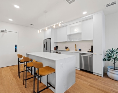 2323 S Lamar Blvd - Photo Thumbnail 3