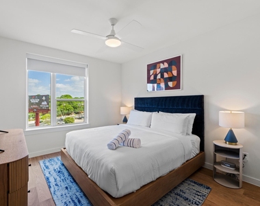 2323 S Lamar Blvd - Photo Thumbnail 7