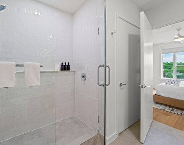 2323 S Lamar Blvd - Photo Thumbnail 9