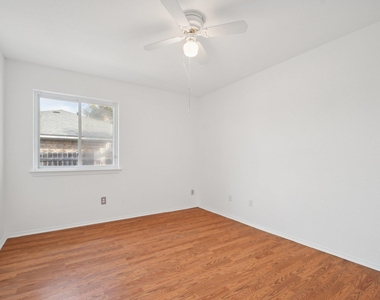 1300 Leah Ln - Photo Thumbnail 23