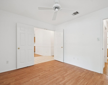 1300 Leah Ln - Photo Thumbnail 17