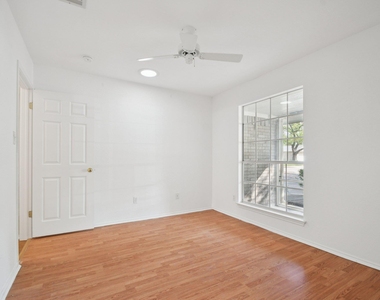 1300 Leah Ln - Photo Thumbnail 18