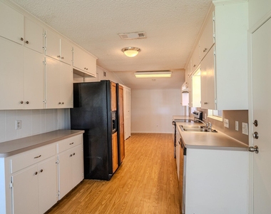 16013 Edwards Dr - Photo Thumbnail 8