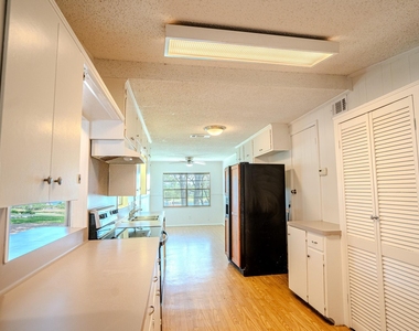 16013 Edwards Dr - Photo Thumbnail 7