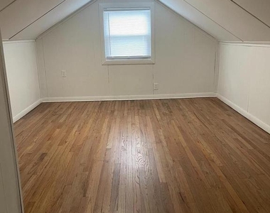 105 Breslin Avenue - Photo Thumbnail 11
