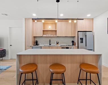 2323 S Lamar Blvd - Photo Thumbnail 3