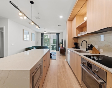 2323 S Lamar Blvd - Photo Thumbnail 5