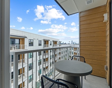 2323 S Lamar Blvd - Photo Thumbnail 14