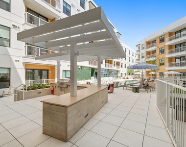 2323 S Lamar Blvd - Photo Thumbnail 23