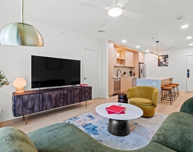 2323 S Lamar Blvd - Photo Thumbnail 2