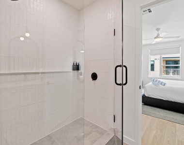 2323 S Lamar Blvd - Photo Thumbnail 8