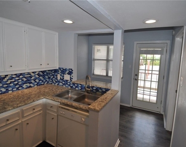 706 W 22nd St W - Photo Thumbnail 1