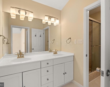 3563 Narragansett Avenue - Photo Thumbnail 19