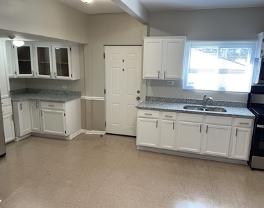 714 Broadway Avenue - Photo Thumbnail 3