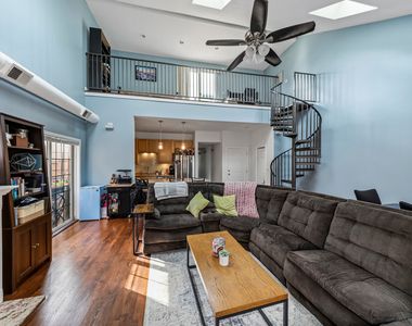 811 W Superior Street - Photo Thumbnail 4