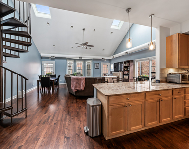 811 W Superior Street - Photo Thumbnail 7