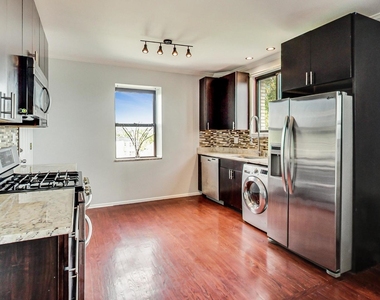 5655 N Spaulding Avenue - Photo Thumbnail 11