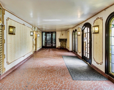 5655 N Spaulding Avenue - Photo Thumbnail 4