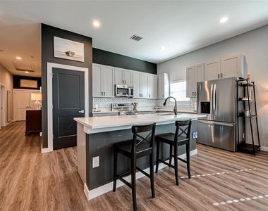 108 Bay Oaks Drive - Photo Thumbnail 2