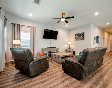 108 Bay Oaks Drive - Photo Thumbnail 13