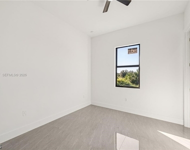 4402 E 19th Street - Photo Thumbnail 12