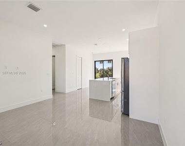 4402 E 19th Street - Photo Thumbnail 7