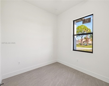 4402 E 19th Street - Photo Thumbnail 10