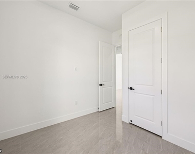 4402 E 19th Street - Photo Thumbnail 11