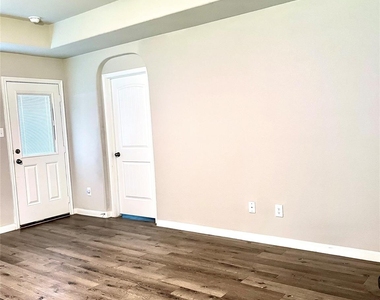 3302 Alberelli Drive - Photo Thumbnail 8