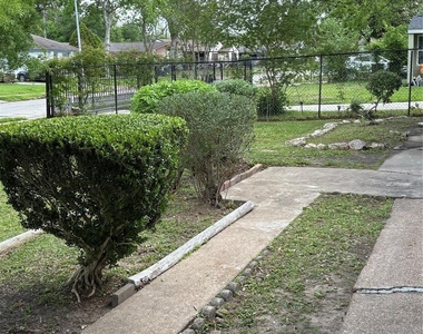 5914 Ridgeway Drive - Photo Thumbnail 2