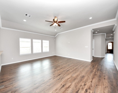 314 Carlos Leal Drive - Photo Thumbnail 7