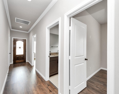 314 Carlos Leal Drive - Photo Thumbnail 4