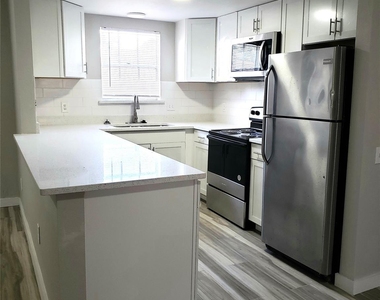 11710 Southlake Drive - Photo Thumbnail 6