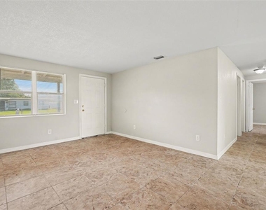 4923 S 82nd Street - Photo Thumbnail 13